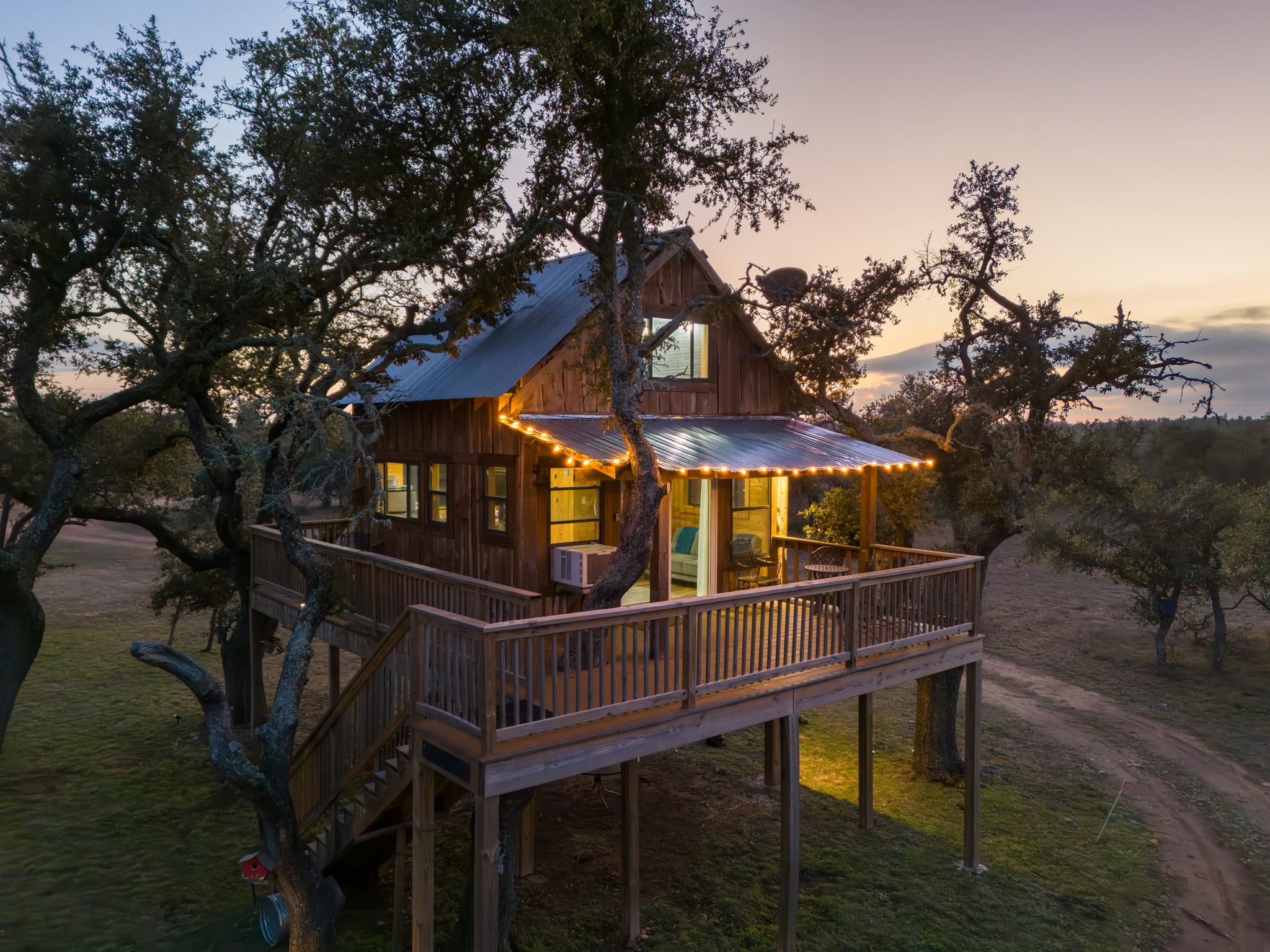 Bird's Nest treehouse at Willow Sky Ranch — romantic on-site lodging for wedding couples
